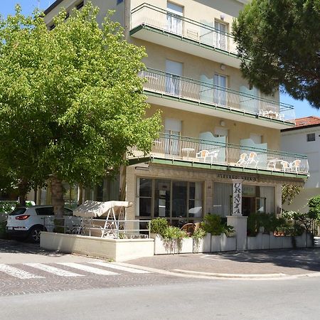 Urania Hotel Fogliano Marina ภายนอก รูปภาพ