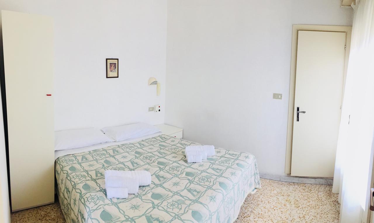 Urania Hotel Fogliano Marina ภายนอก รูปภาพ