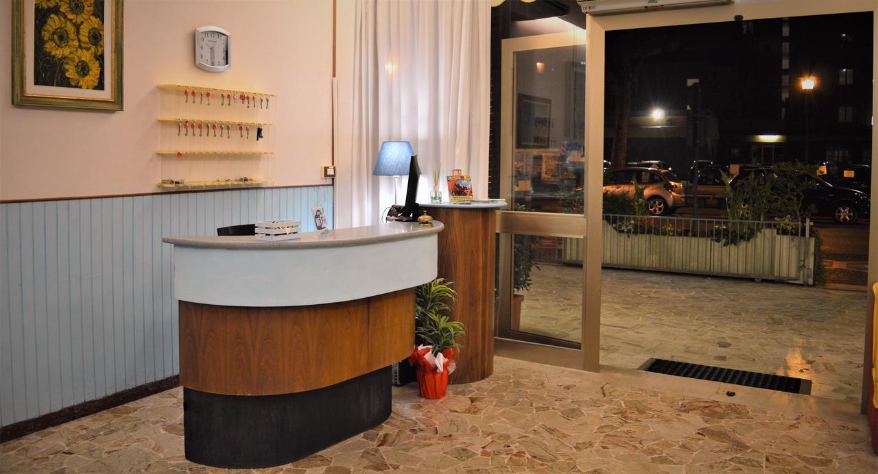 Urania Hotel Fogliano Marina ภายนอก รูปภาพ