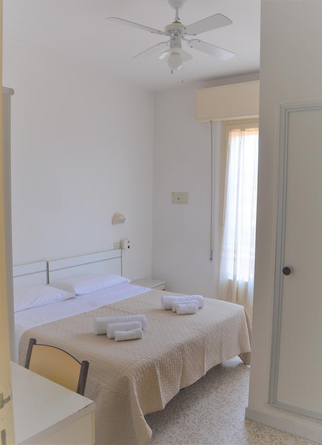 Urania Hotel Fogliano Marina ภายนอก รูปภาพ